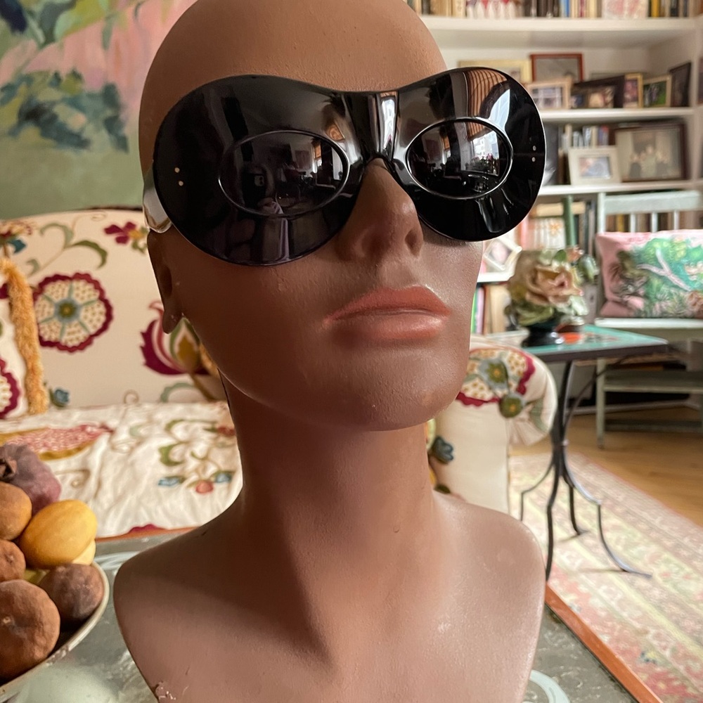 Chic Black Oversized Sunglasses